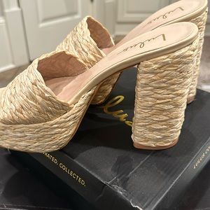 Like new LuLus Raffia platforms, size 7